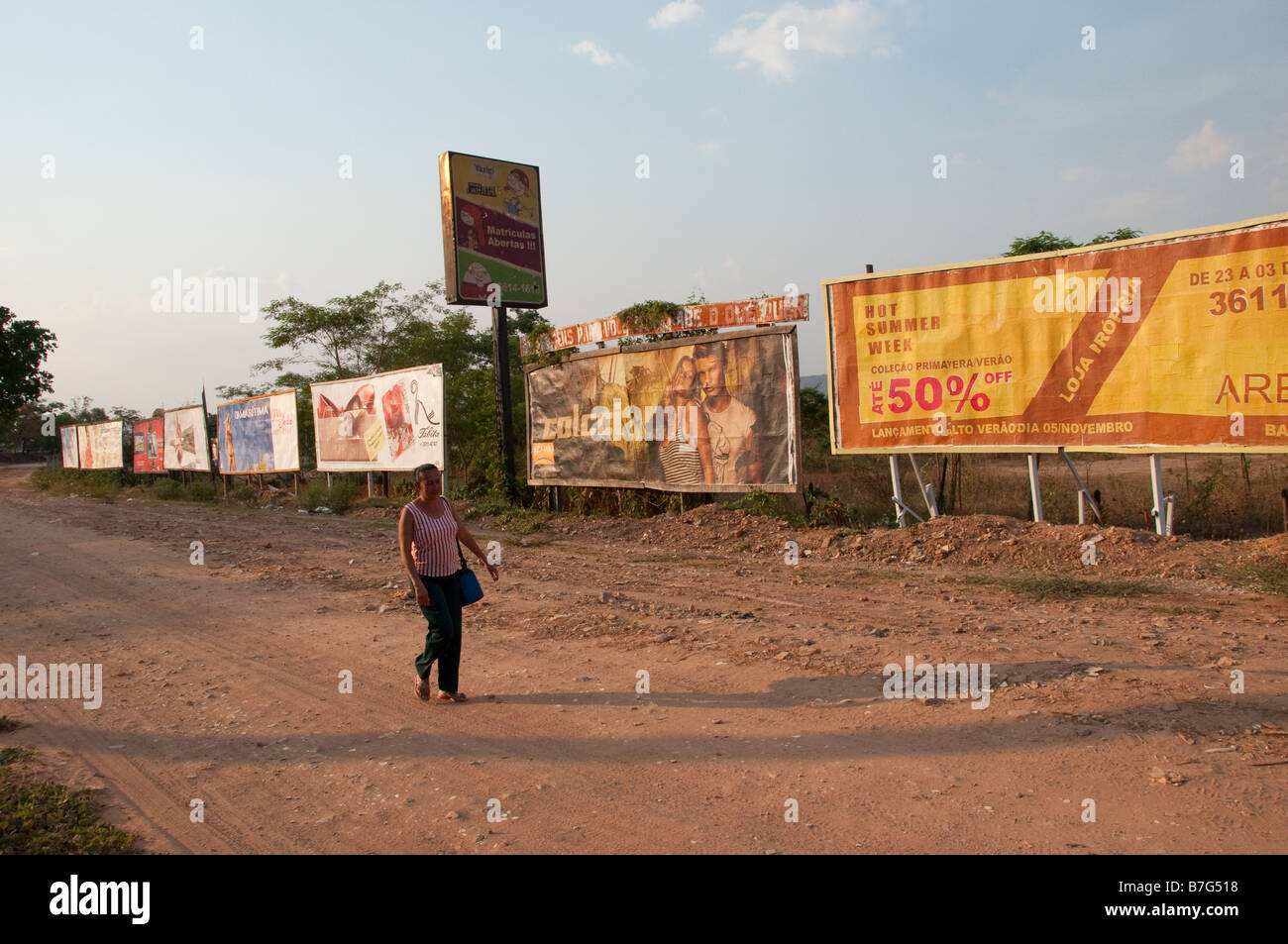 Diversi cartelloni stradali 06 11 2008 Barreiras Bahia Brasile Foto Stock