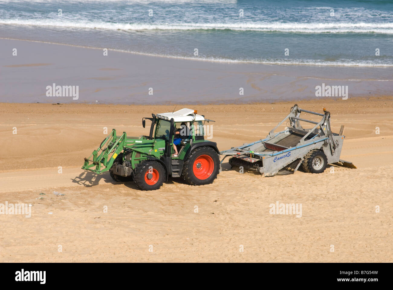 Il trattore azionato spiaggia macchina di pulizia. Foto Stock