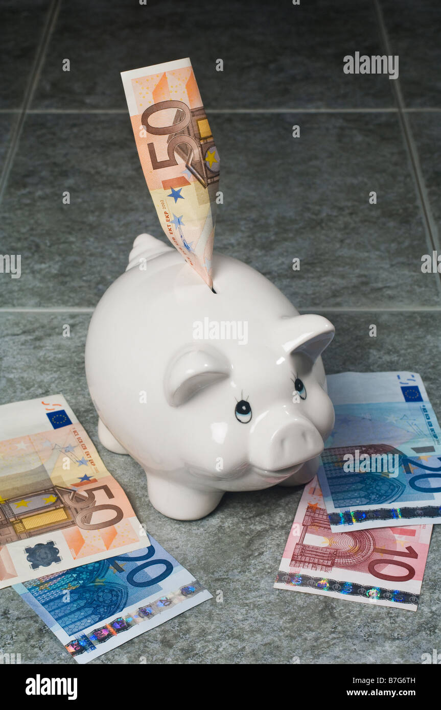 Un salvadanaio con le banconote in euro Foto Stock
