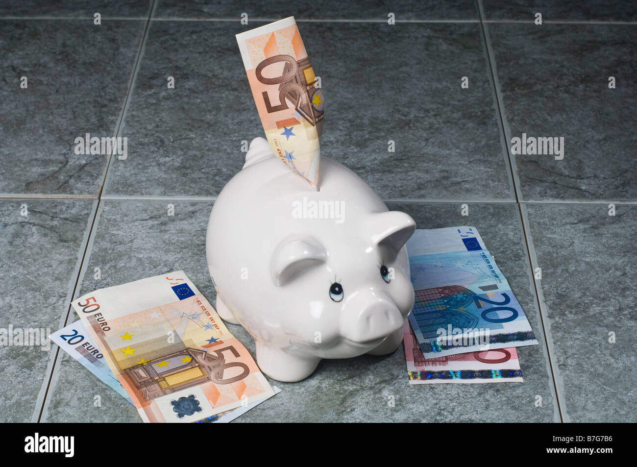 Un salvadanaio con le banconote in euro Foto Stock