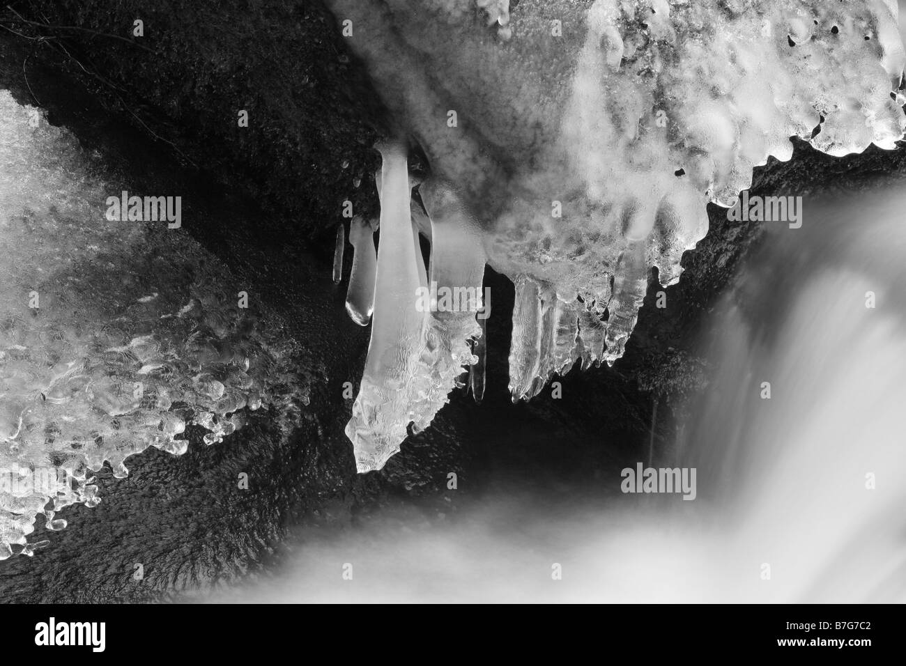 Il ghiaccio di acqua prelevata su un giorno di inverni al Goyt Valley nel Cheshire Foto Stock