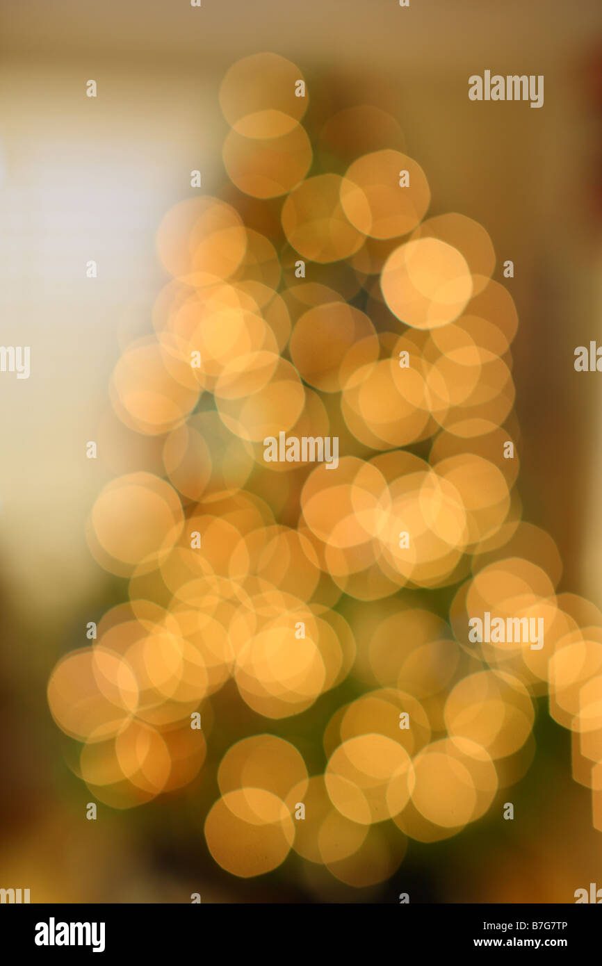 Defocalizzata albero di Natale con luci Foto Stock