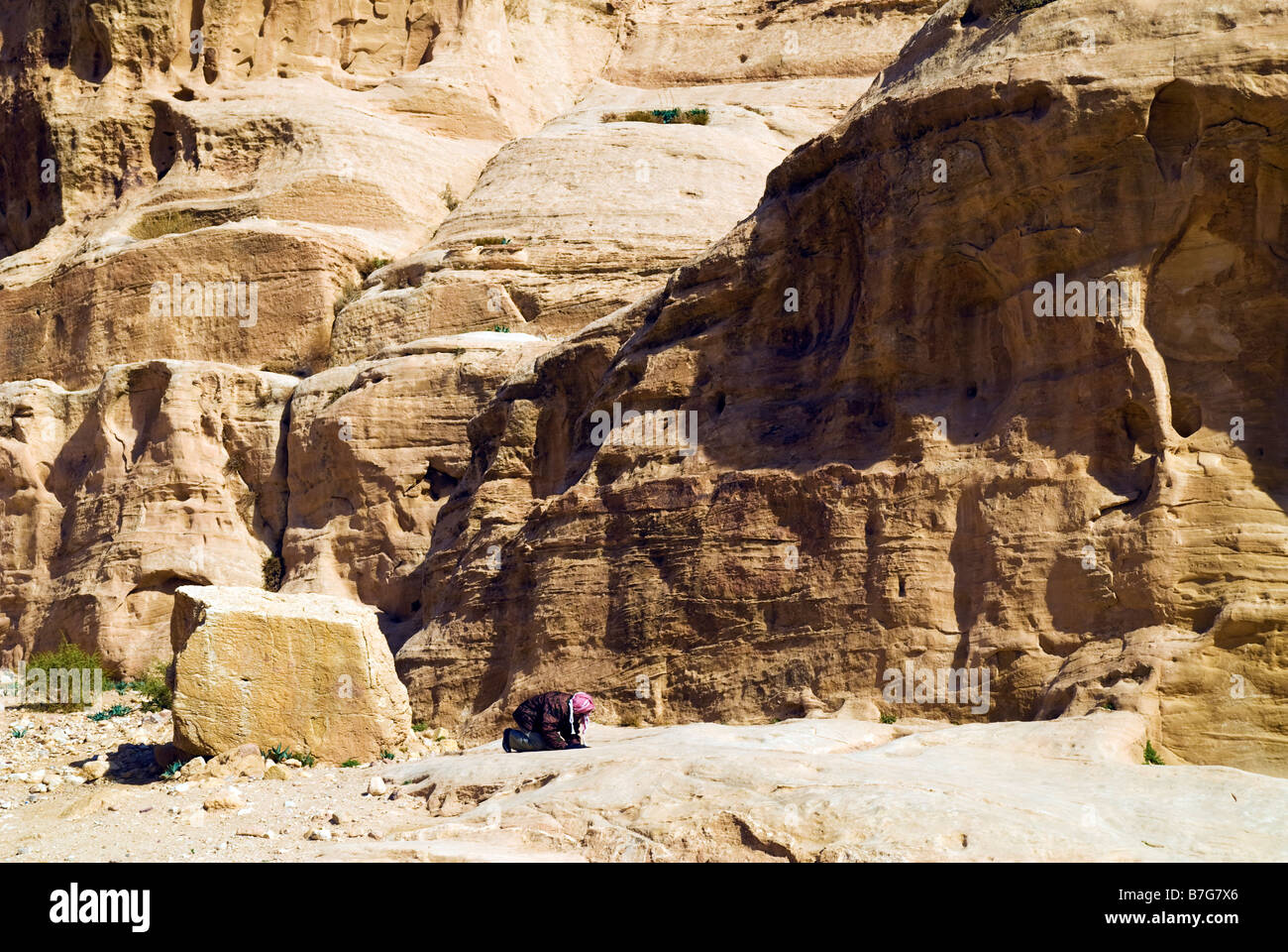 Preghiera musulmana nel deserto giordano Foto Stock