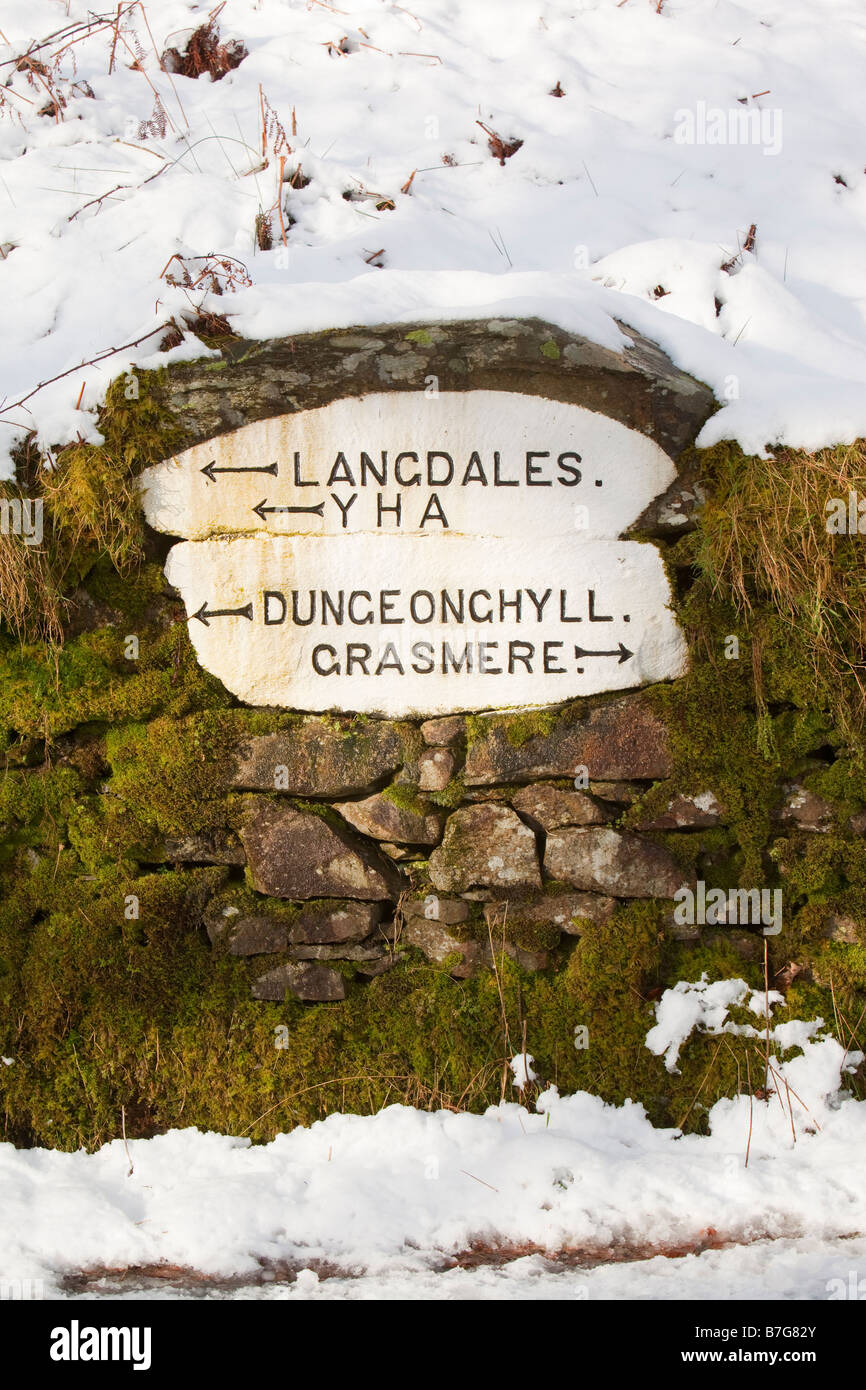 Un tradizionale vecchio cartello stradale scavata nella roccia nel Parco Nazionale del Distretto dei Laghi su Red Bank vicino a Grasmere Regno Unito Foto Stock