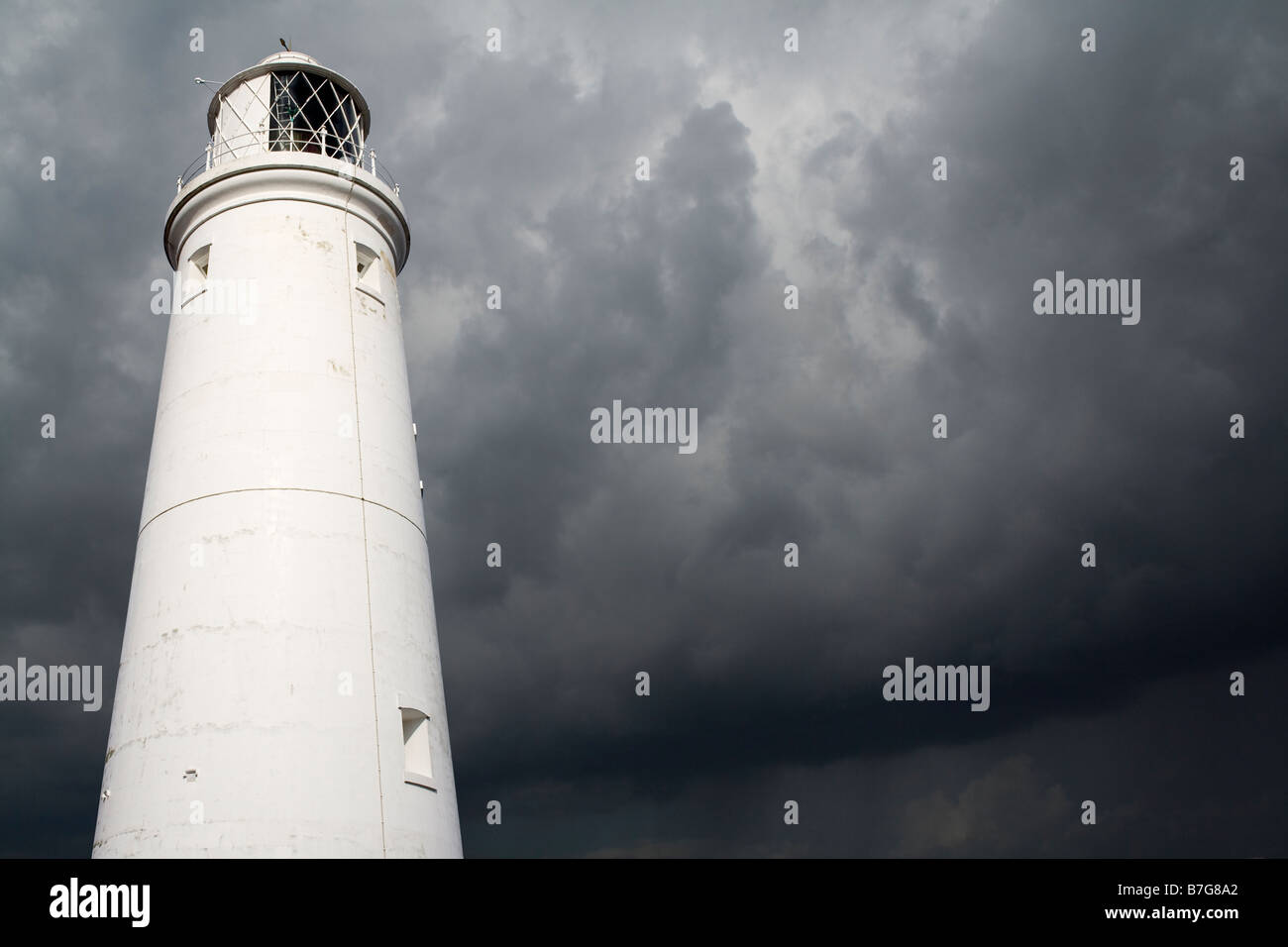 Southwold Faro si affaccia un avvicinamento tempesta. Immagine contiene spazio per copia invertita Foto Stock