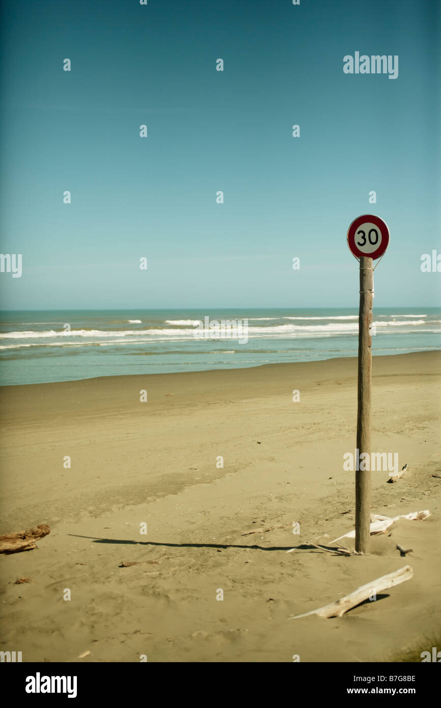 30km/h il limite di velocità Himatangi signpost Beach Nuova Zelanda Foto Stock