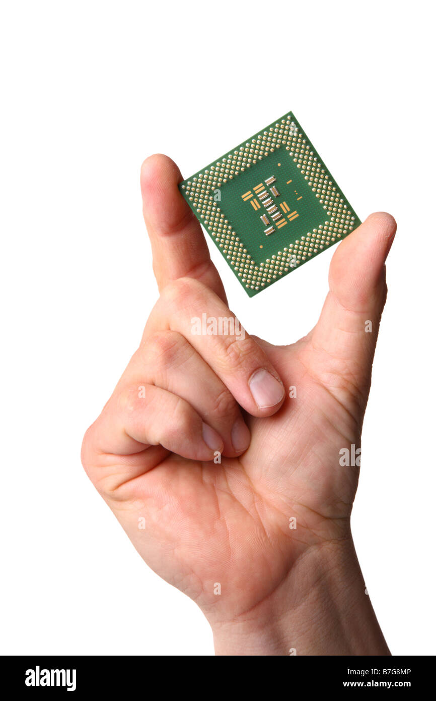 Mano azienda computer chip di processore ritagliata su sfondo bianco Foto Stock