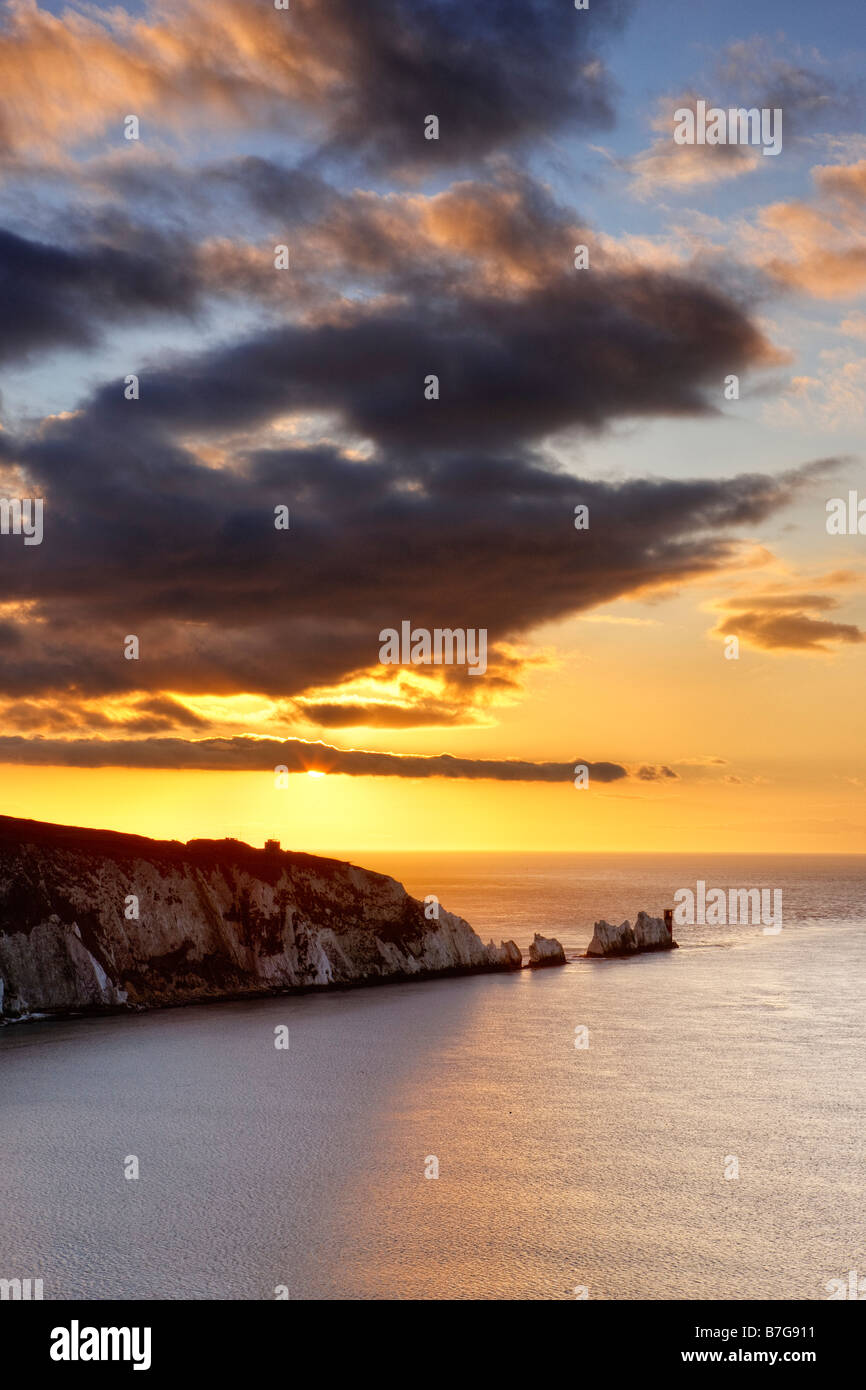 Tramonto al di sopra degli aghi, Isola di Wight Foto Stock