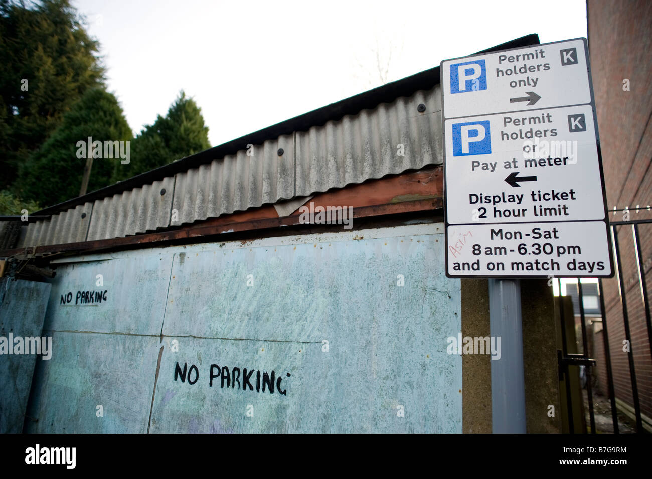 Un nessun segno di parcheggio in garage e pagare in segno del misuratore Foto Stock