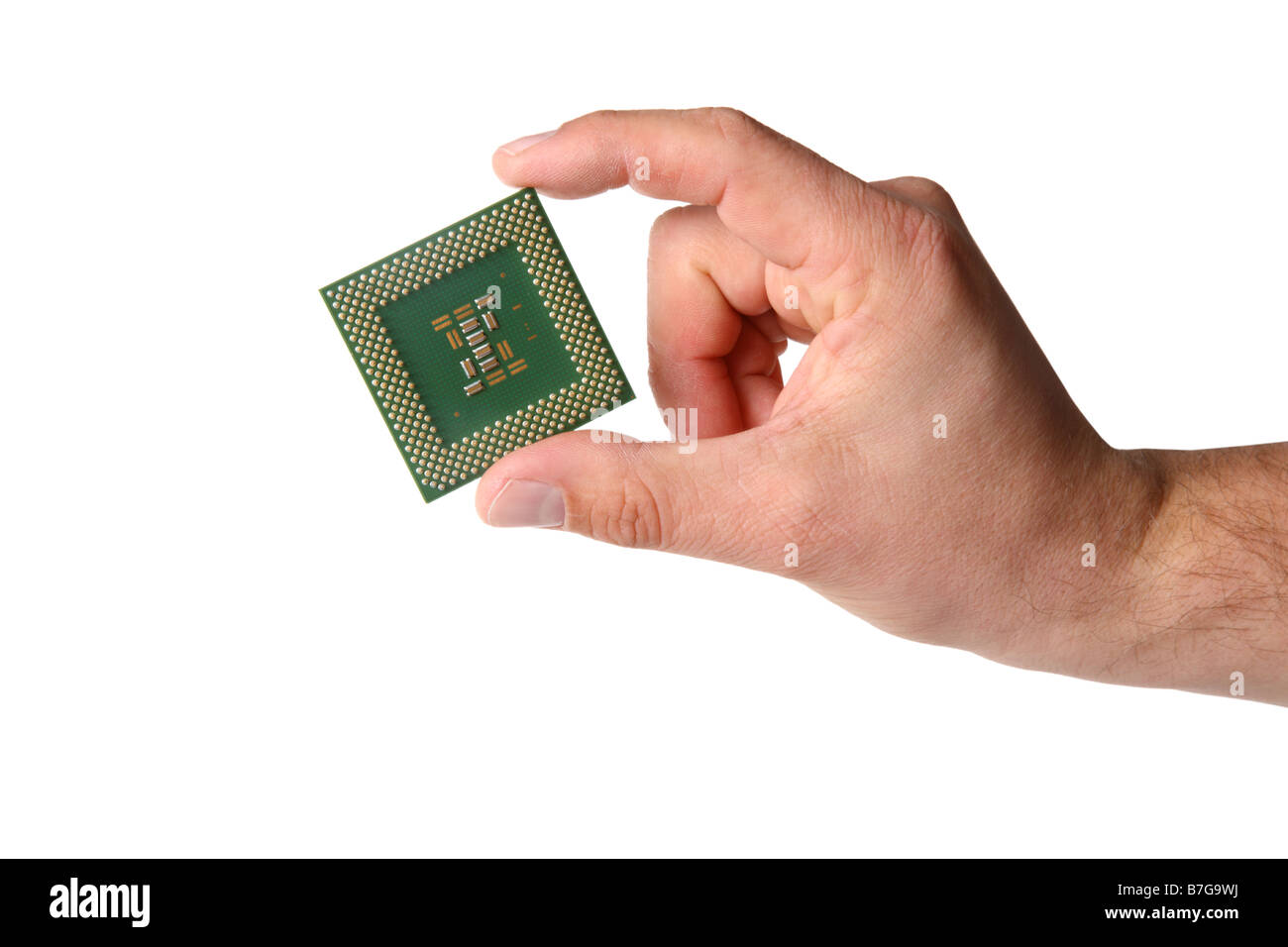 Mano trattiene CPU computer chip di processore ritagliata su sfondo bianco Foto Stock
