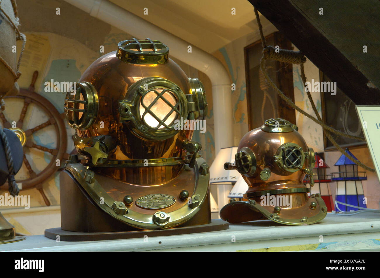 Due repliche del XIX secolo ottone Diver's caschi per la vendita in un nautica regali. Foto Stock