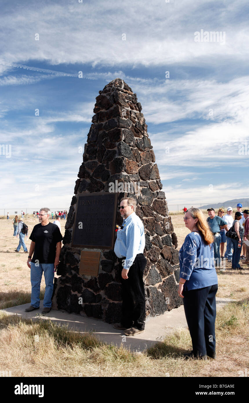 I turisti posano per foto intorno all'obelisco al Trinity Site, NM segnando il sito del mondo la prima esplosione atomica. Foto Stock