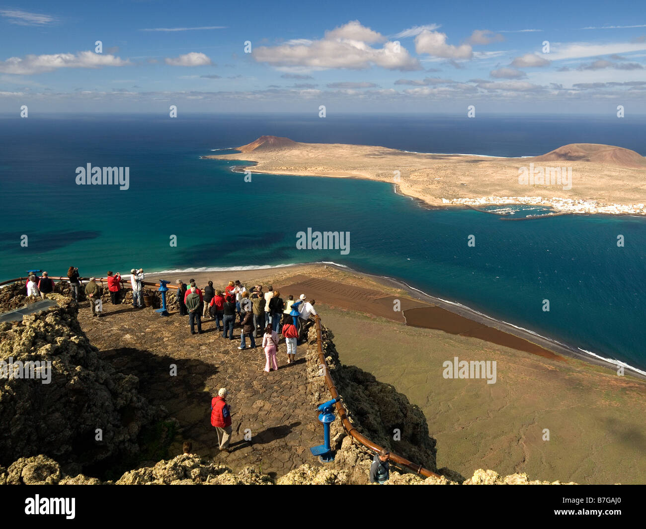 I turisti guardano in tutta l'isola di La Graciosa dal Mirador del Rio viewpoint a Lanzarote isole Canarie Foto Stock