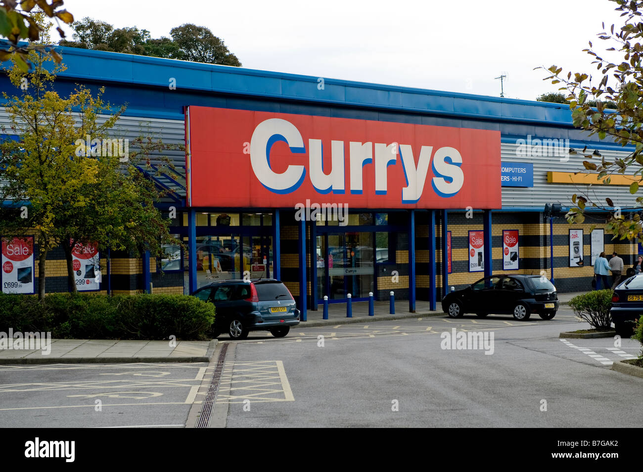 Un retail park il ramo di curry, il superstore elettrico, presa dal parcheggio e mostrando il grande segno sopra la porta. Foto Stock