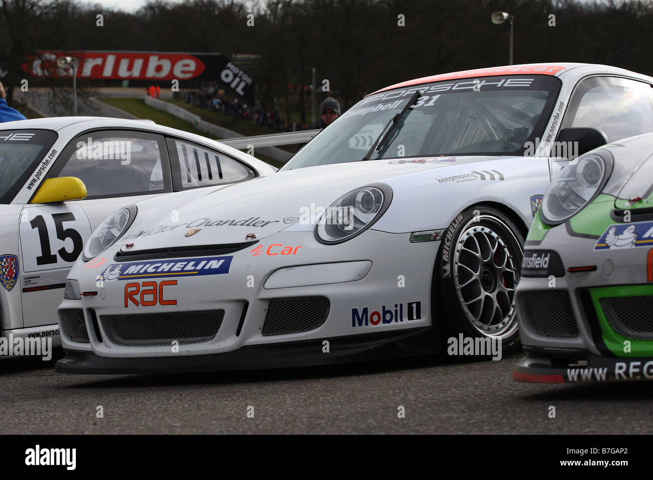 Porsche 911 GT3 racing cars pronto per la gara di Brands Hatch Porsche Carrera Cup GB 2008 Foto Stock