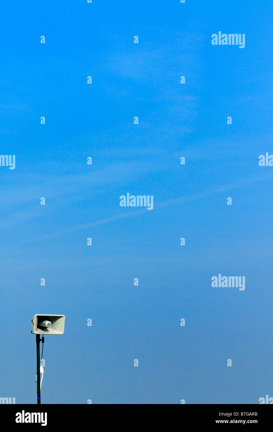 Sistema di comunicazione al pubblico contro un cielo blu Foto Stock