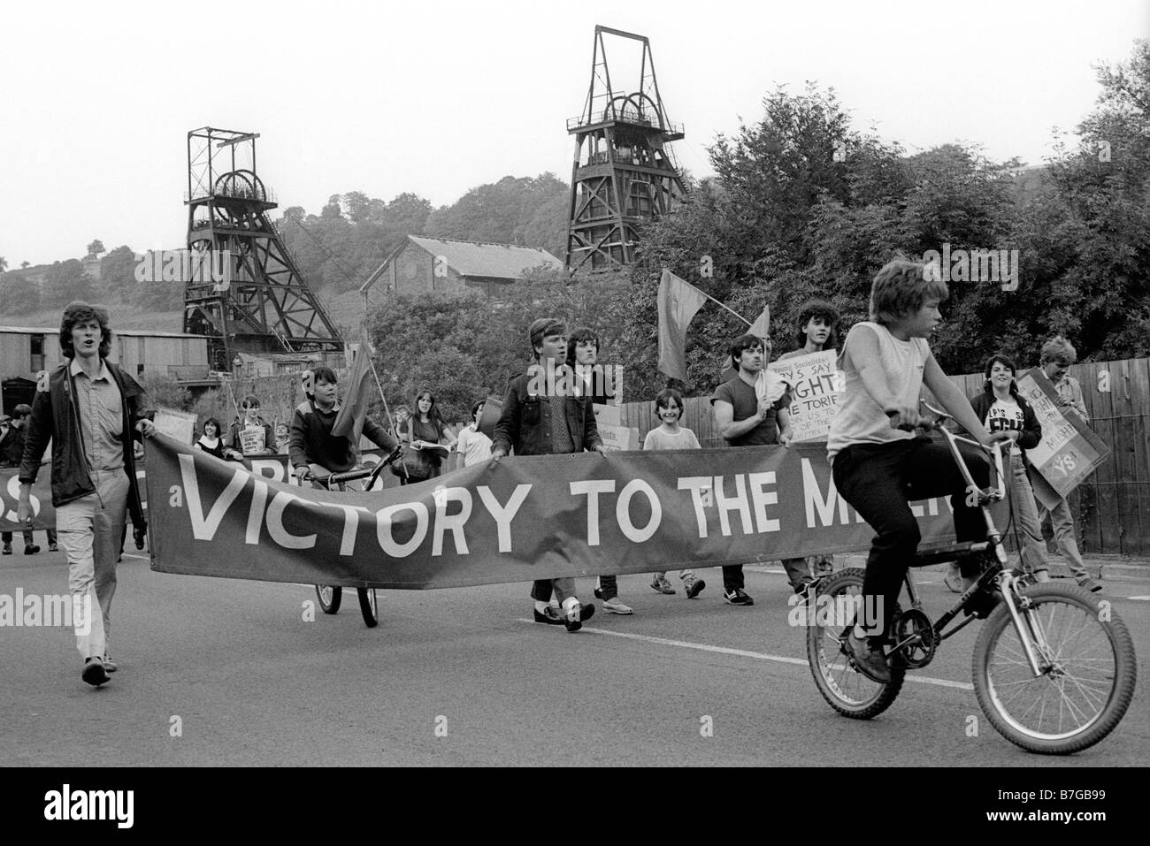 10 agosto 1984 militante del partito laburista giovani socialisti marzo con striscioni per sostenere i minatori durante la 84 sciopero, Newbridge, South Wales, Regno Unito Foto Stock