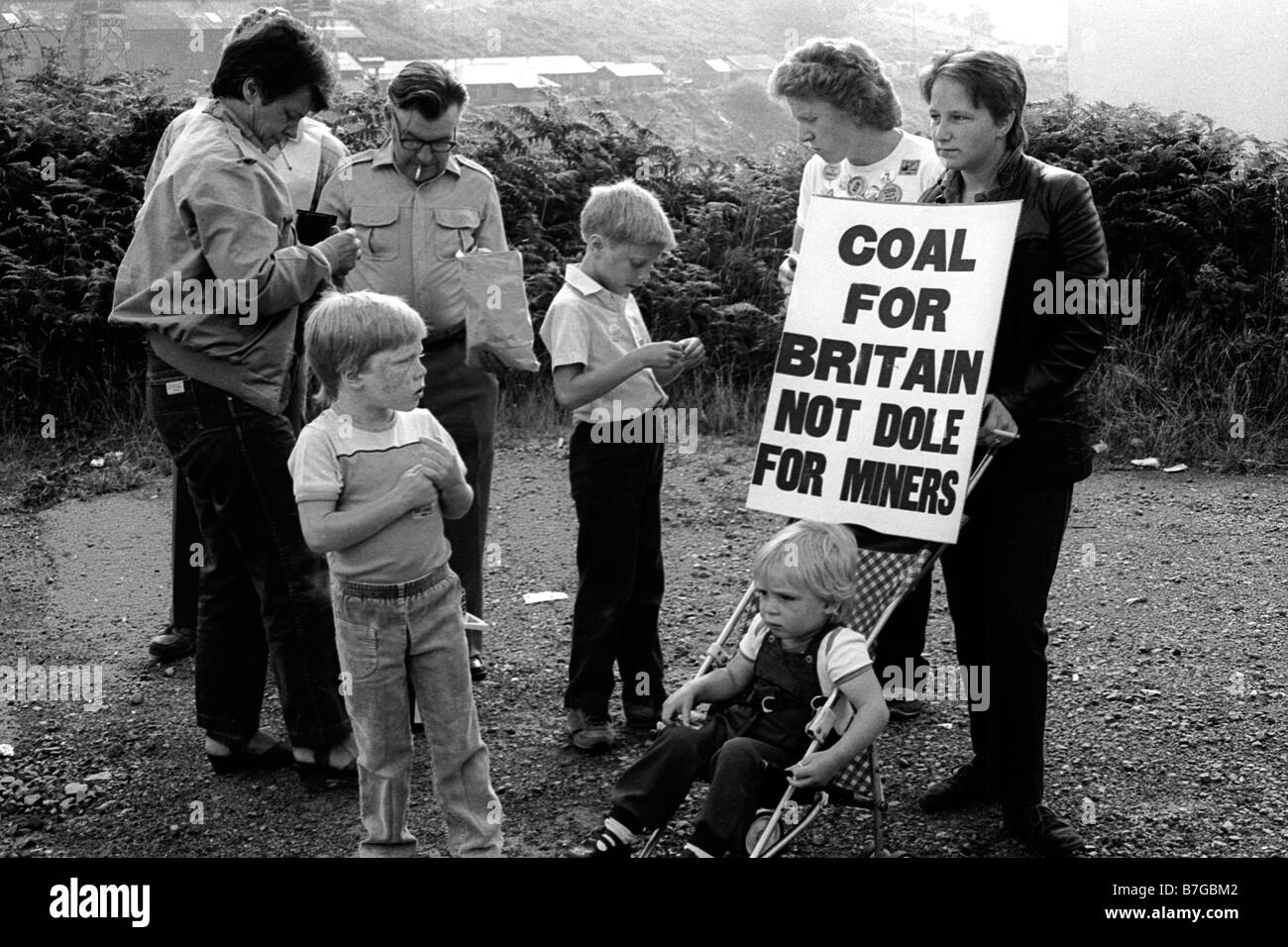 18 agosto 1984 minatori da Markham con la famiglia e i sostenitori di marzo con striscioni durante il 1984 Sciopero dei minatori Foto Stock