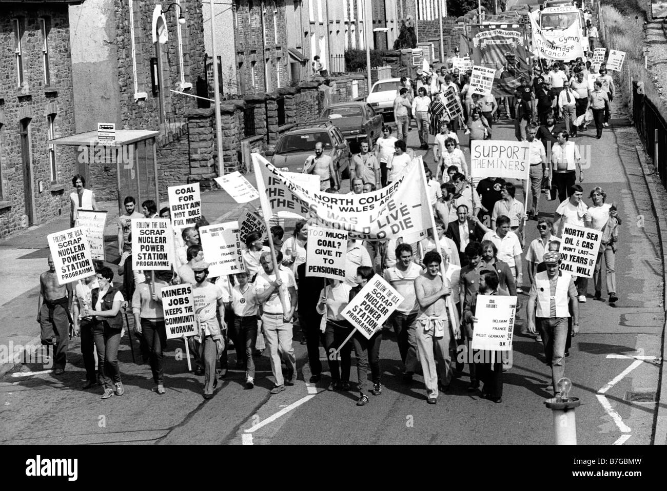 18 agosto 1984 minatori da Celynen Nord Colliery con la famiglia e i sostenitori di marzo con striscioni durante il 1984 Sciopero dei minatori Foto Stock