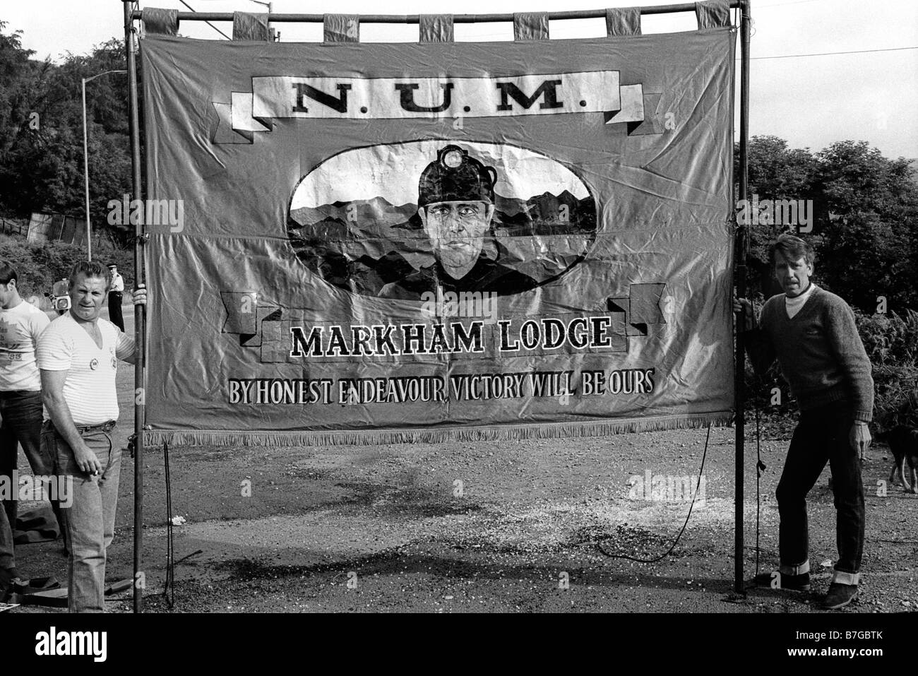 18 agosto 1984 minatori da Markham con la famiglia e i sostenitori di marzo con num Lodge banner durante il 1984 Sciopero dei minatori Foto Stock