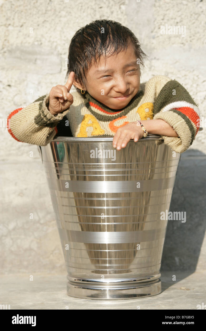 Diciottenne Khagendra Thapa Magar i mondi più piccolo uomo Foto Stock