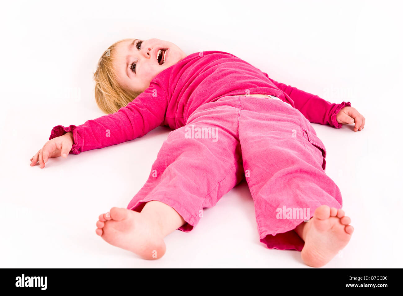 Giovane femmina avente una temper tantrum sul pavimento Foto Stock