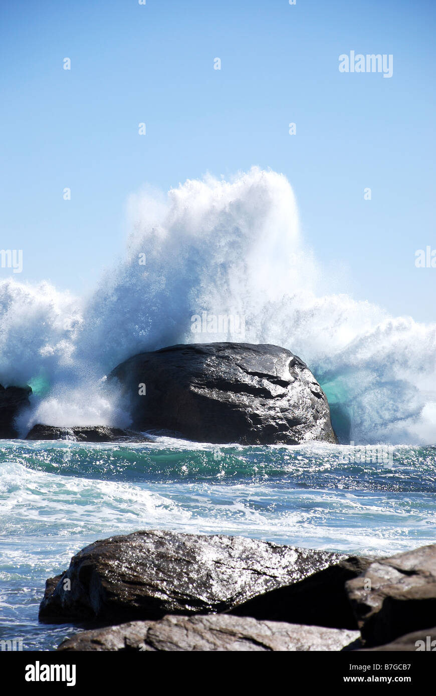 Onde che si infrangono sulle rocce nell'oceano off Australia Occidentale Foto Stock