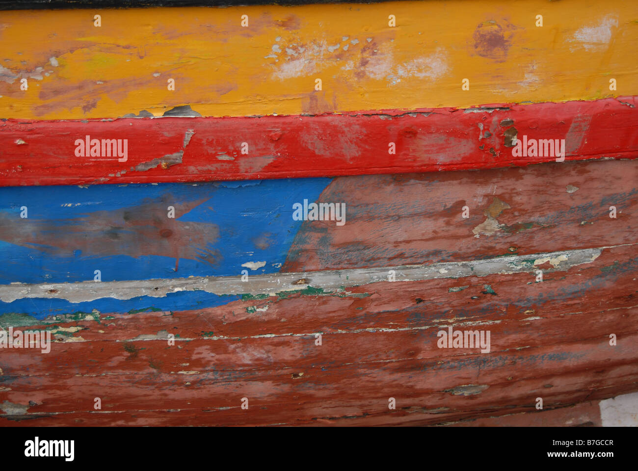 Primo piano del lato di una barca con vernice scrostata off a Madera , Portogallo Foto Stock
