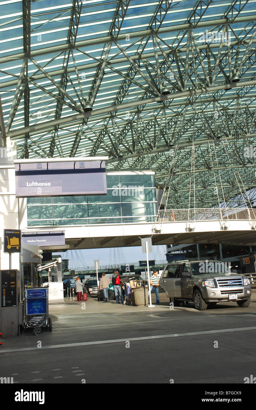 Passo carraio attraverso l'Aeroporto Internazionale di Portland in Oregon Foto Stock