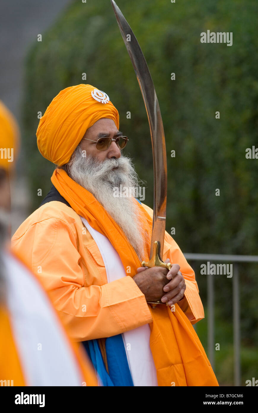Un uomo Sikh cortei in costume tradizionale al festival del Guru Nanak, Bedford, Regno Unito Foto Stock
