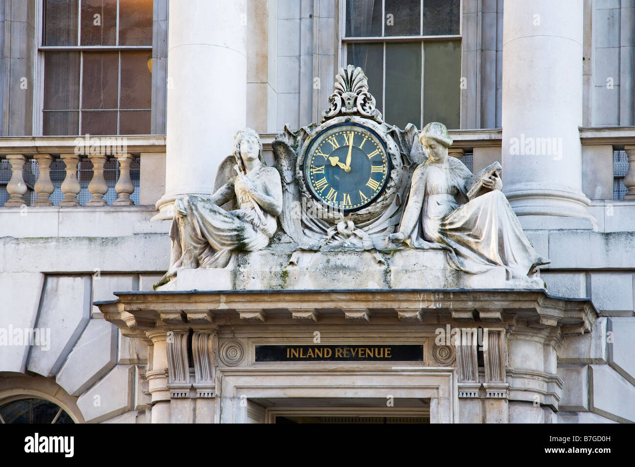 L Inland Revenue Office esterno Somerset House Londra Inghilterra Regno Unito Regno Unito GB Gran Bretagna Isole Britanniche Europa UE Foto Stock