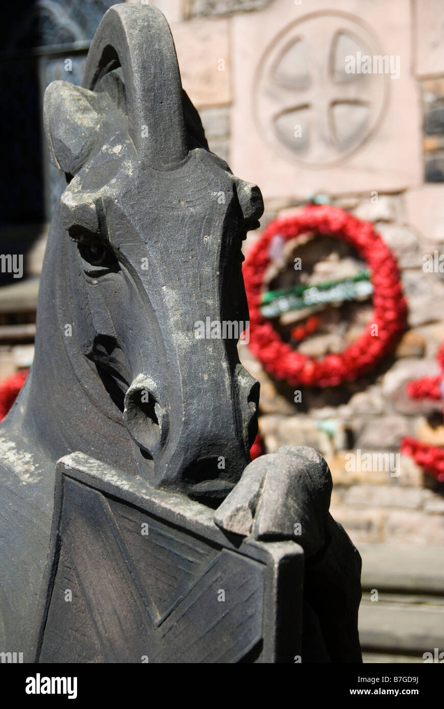 Pietra scultura di cavallo con semi di papavero corona in background a Scottish National War Memorial, Edimburgo, Scozia Foto Stock