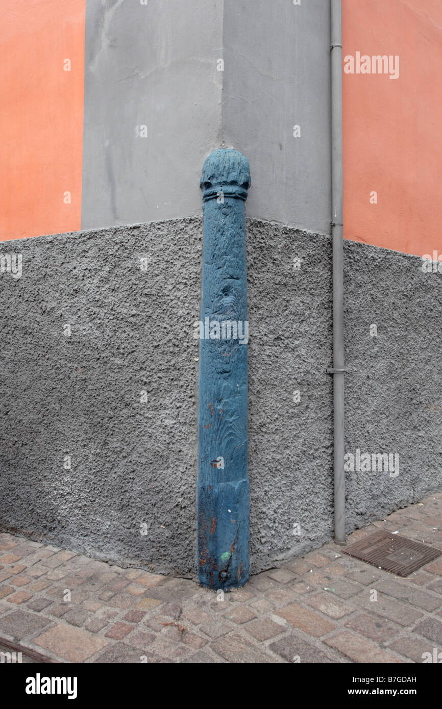 Il montante d'angolo per proteggere l'edificio da eventuali danni causati da una collisione con le ruote del carrello nella città vecchia di Santa Cruz Foto Stock