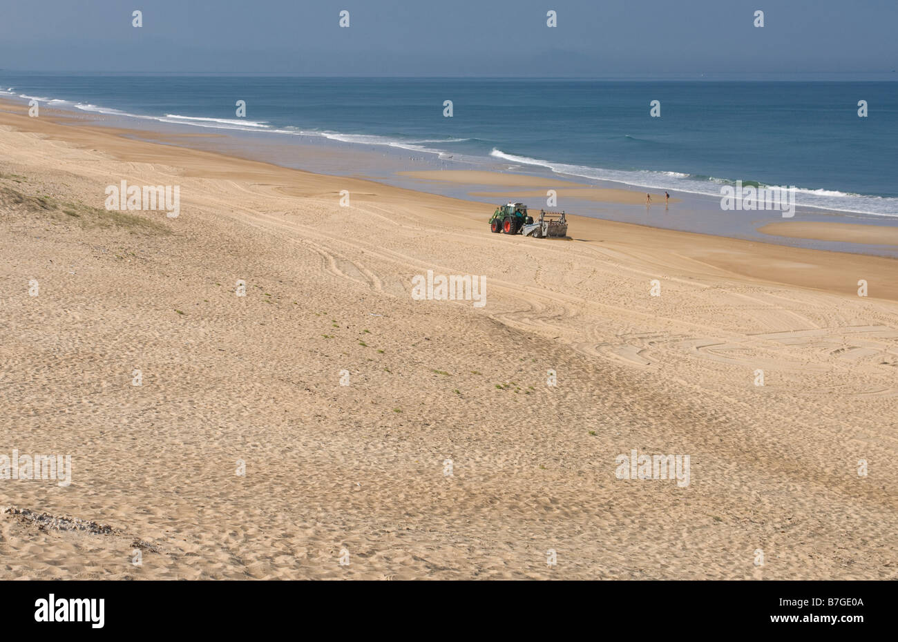 Il trattore azionato spiaggia macchina di pulizia. Foto Stock