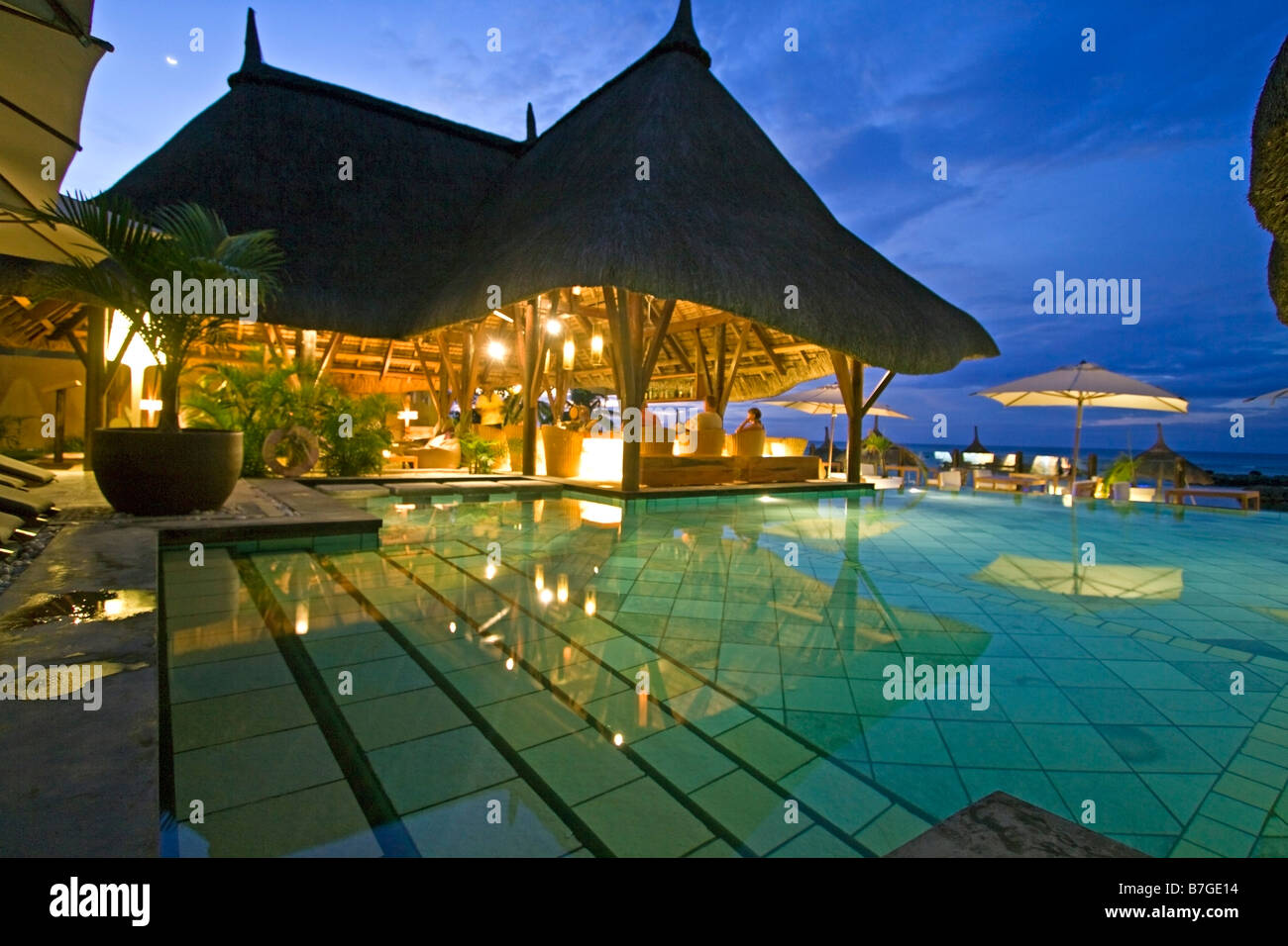 La piscina e il bar dell'Hotel di veranda Hotel Resort e Spa presso Troux aux Biches Mauritius Africa Foto Stock