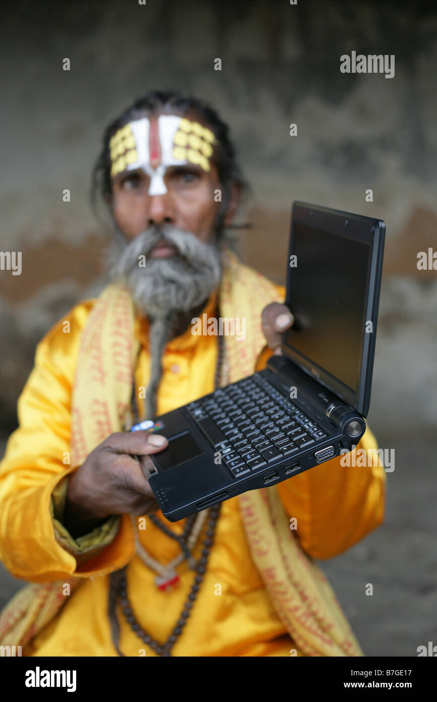 "Sadhu tenendo un lap top". Foto Stock