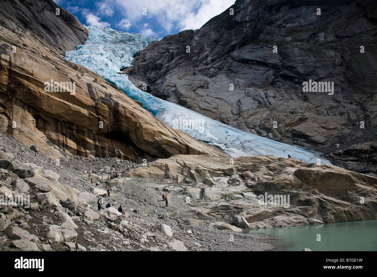 Receding Ice, estate 2008, nel ghiacciaio Briksdale, Valle Briksdalen Norvegia. piccolo popolo escursionismo fino a vedere il ghiacciaio aggiungete la prospettiva Foto Stock