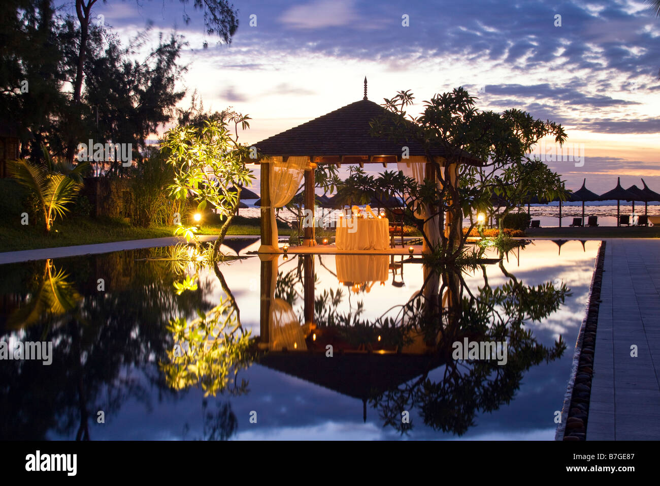 Moevenpick Resort al crepuscolo tabella di lusso in piccoli pavillion tramonto costa sud di Mauritius Africa Foto Stock