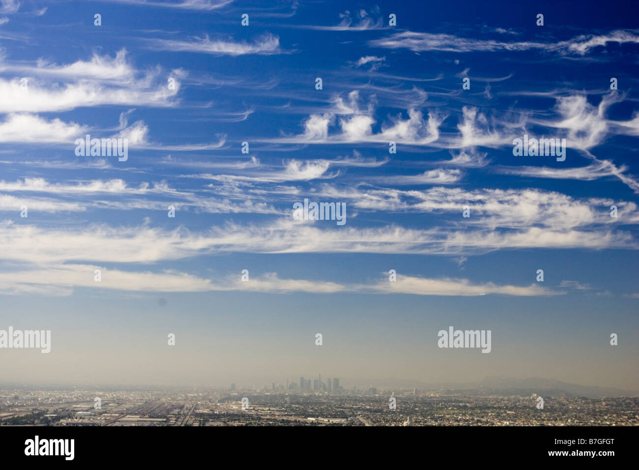 Vista aerea del cielo smoggy in downtown Los Angeles California con cielo chiaro al di sopra Foto Stock