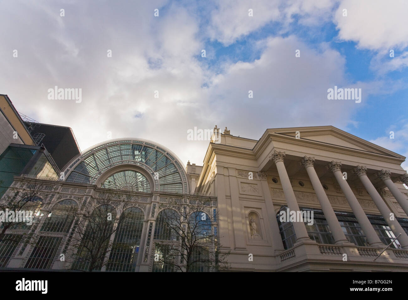Royal Opera House esterno Covent Garden Londra Inghilterra Regno Unito GB Gran Bretagna Isole Britanniche Europa Foto Stock