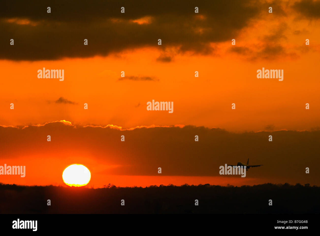 Piano in atterraggio a Gatwick Airport tramonto Londra Inghilterra Regno Unito Regno Unito GB Gran Bretagna Isole Britanniche Europa UE Foto Stock