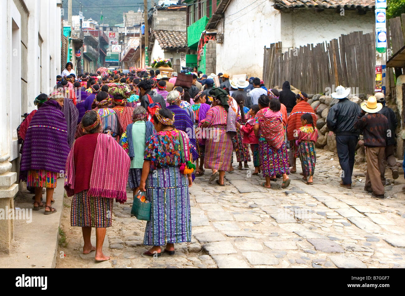 Processione di indiani in Guatemala in abito tradizionale passeggiata attraverso le strade verso il cimitero di Zunil Guatemala Foto Stock
