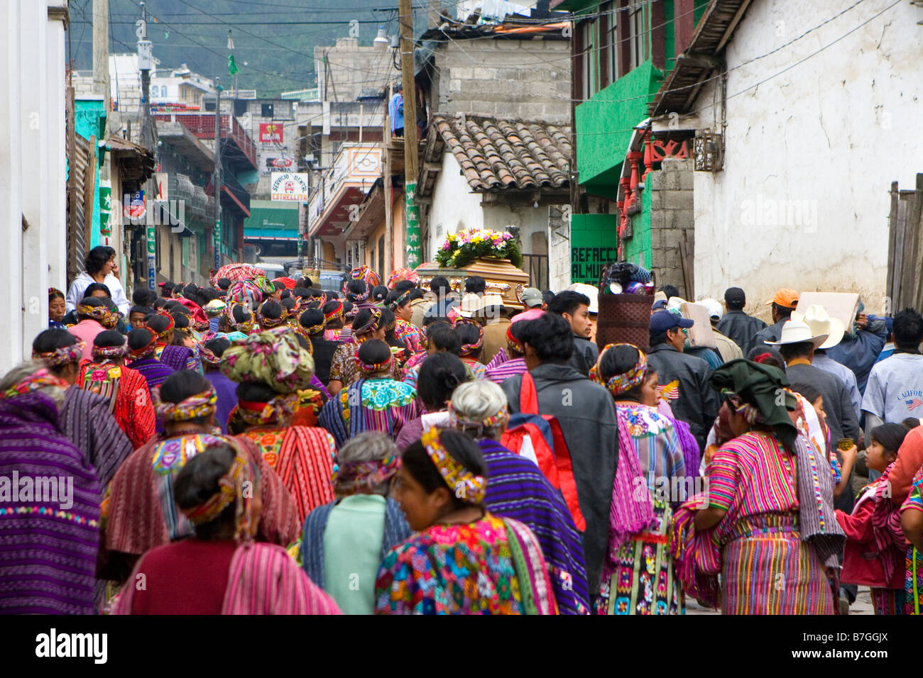 Una processione di indiani in Guatemala in abito tradizionale passeggiata attraverso le strade verso il cimitero di Zunil, Guatemala Foto Stock