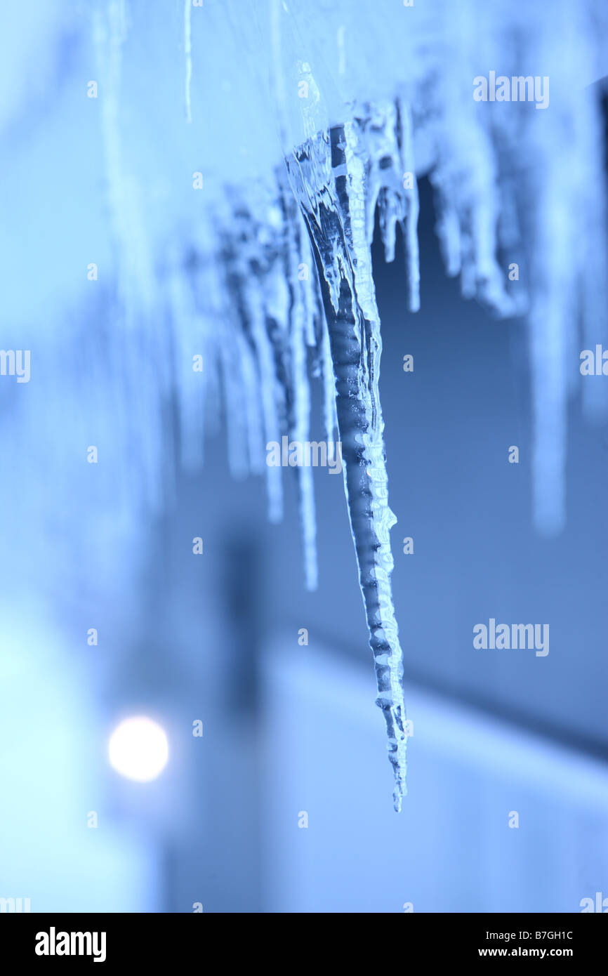 Close up di ghiaccioli appesi da grondaia Foto Stock