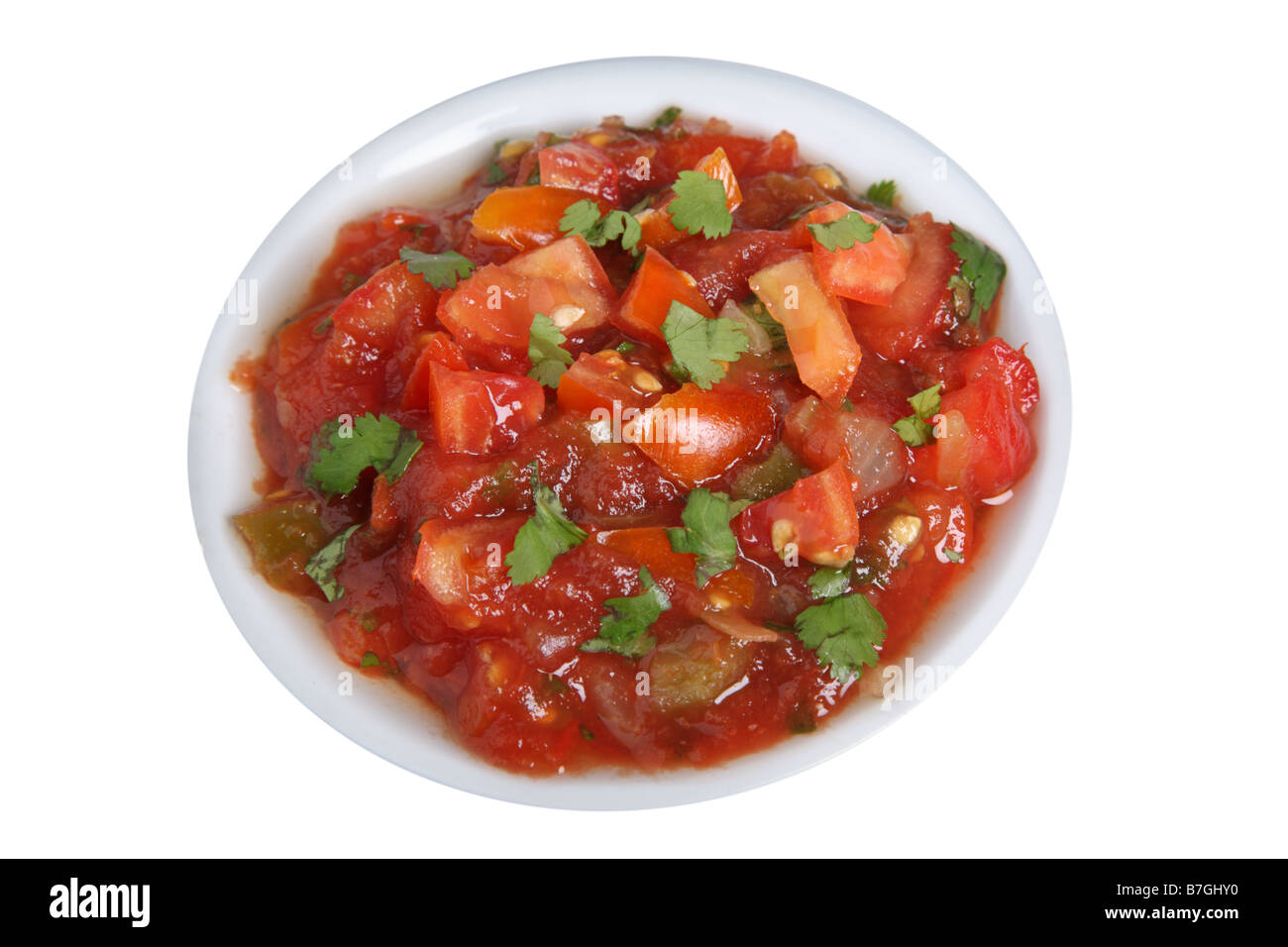 Ciotola di salsa fresca tagliata su sfondo bianco Foto Stock
