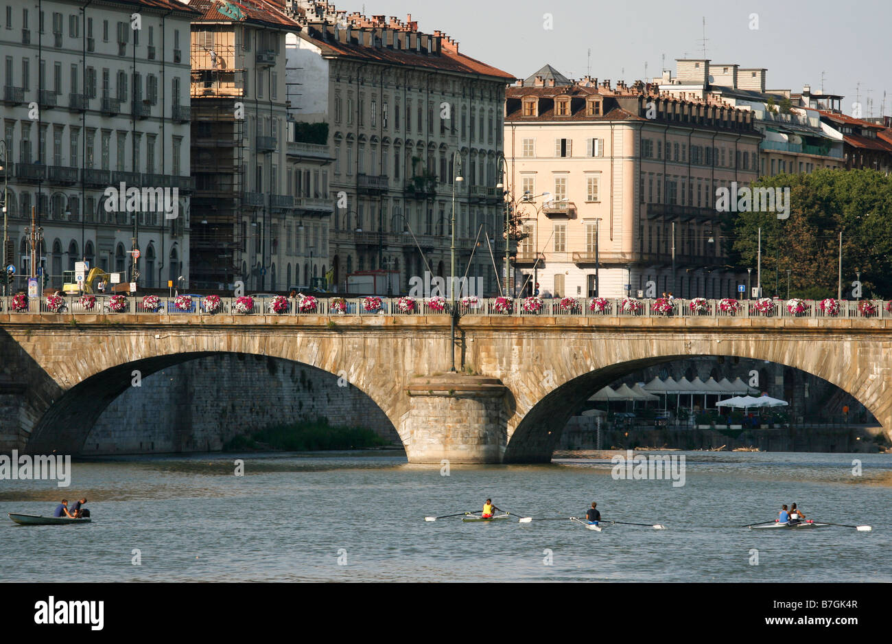 Fiume Po, Bridge, l'arco del ponte, canoe, palazzi, Torino, Italia, Piemonte Foto Stock