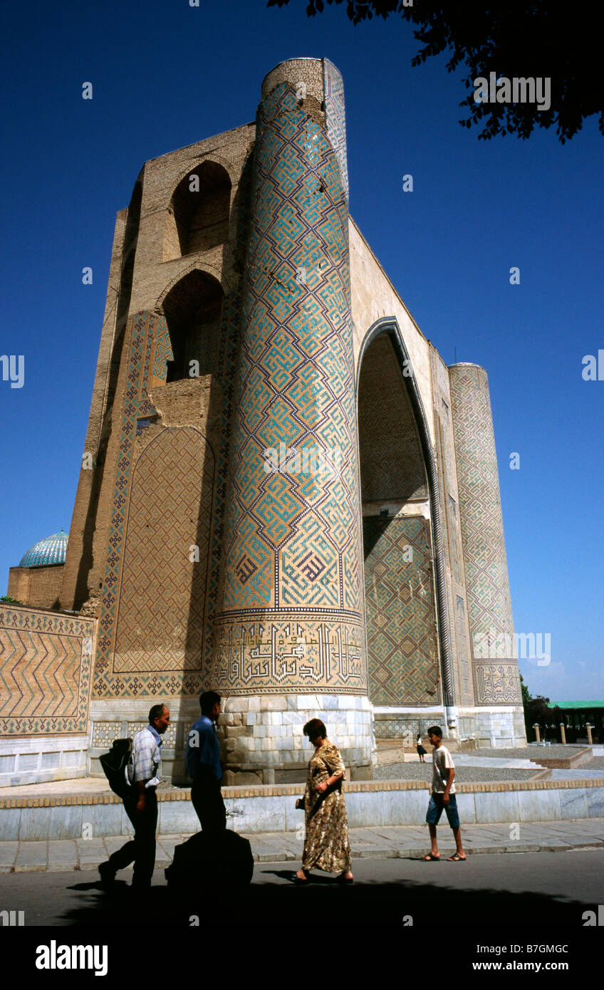 27 maggio 2006 - ingresso gate (35m di altezza) della moschea Bibi-Khanym nella città uzbeka di Samarcanda. Foto Stock