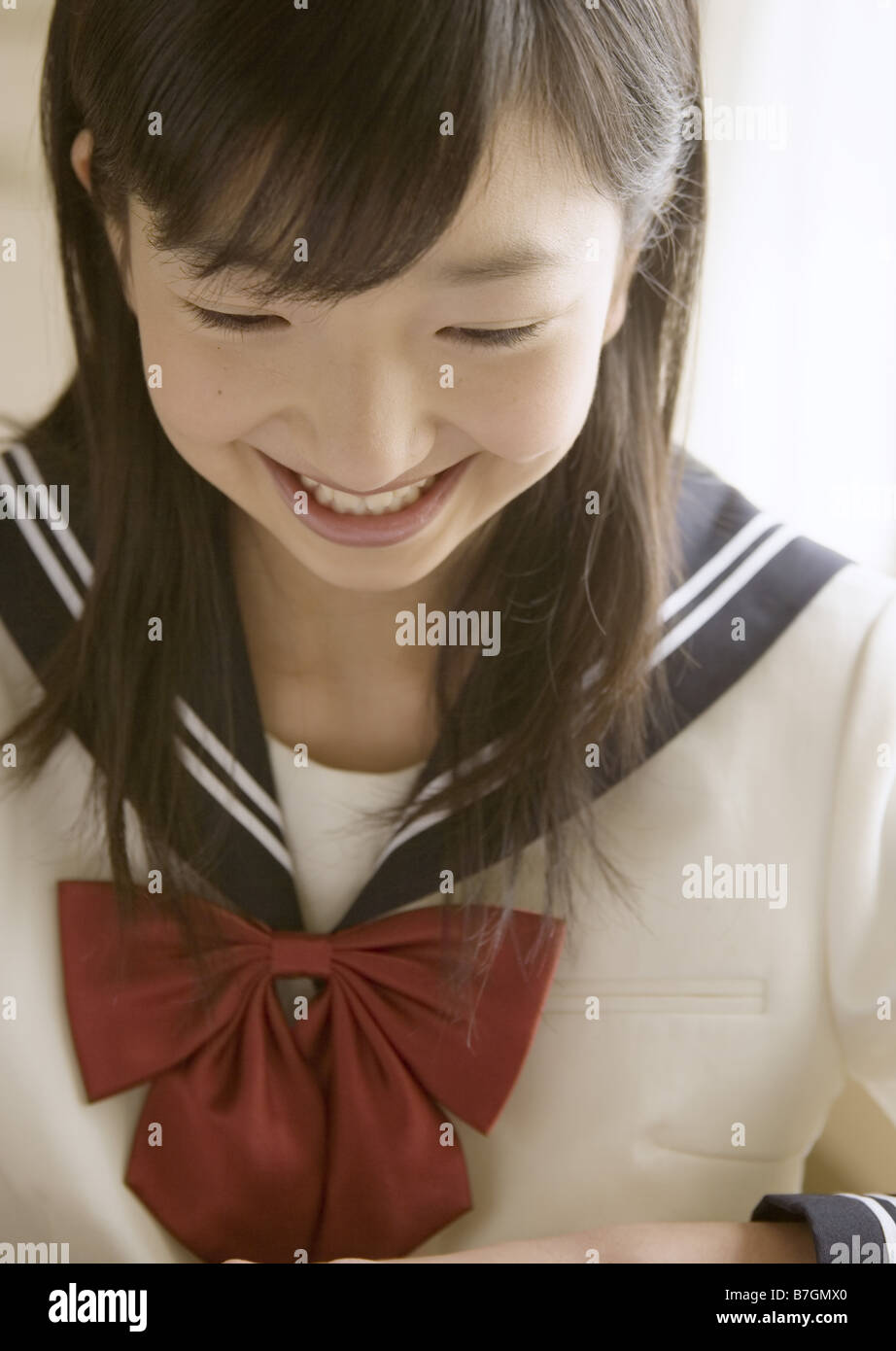 Teenagegirl in uniforme scolastica sorridente Foto Stock