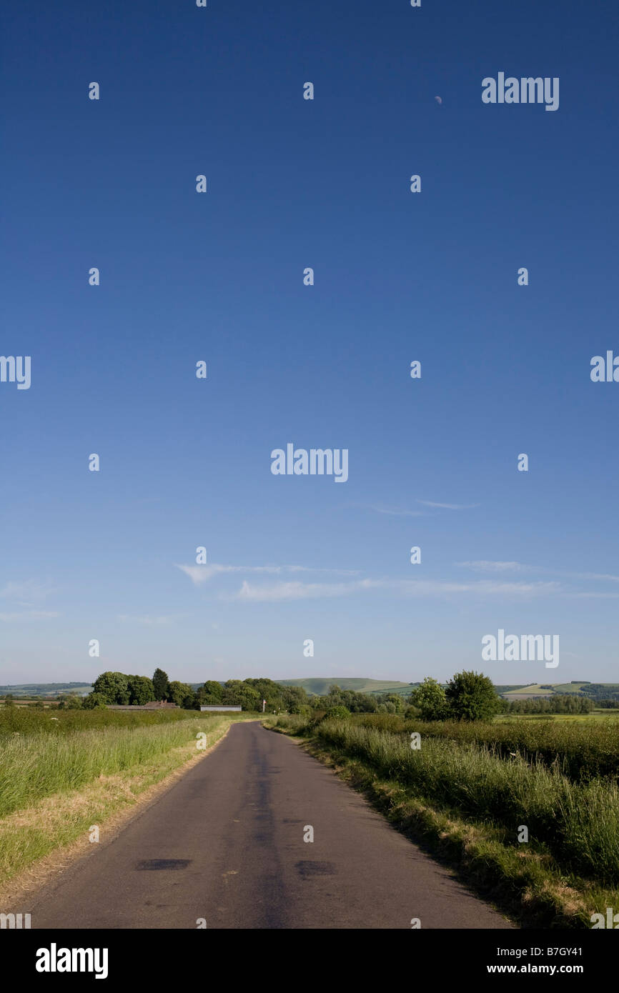 Vista sud est lungo la corsia dei Re a Longcot Faringdon Oxfordshire, Inghilterra rurale con vasto cielo blu di mezza luna crescente in estate Foto Stock