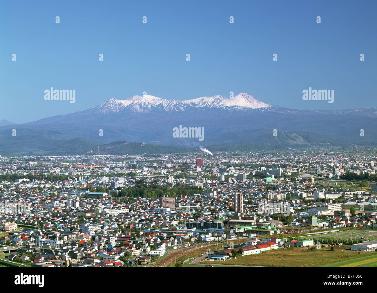 Asahikawa vista sulla città e sul Monte Daisetsu Foto Stock